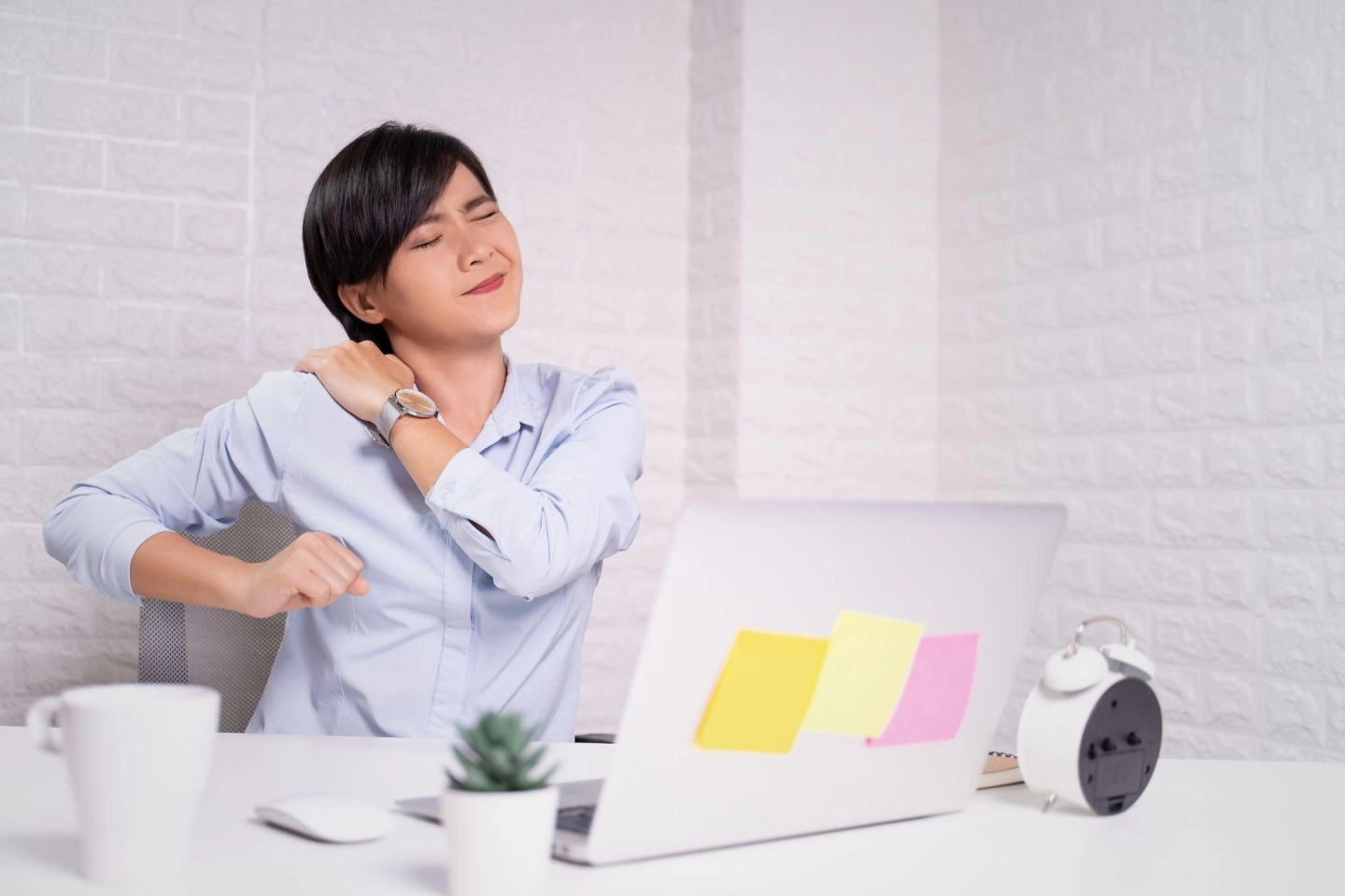 สัญญาณอาการ office syndrome และวิธีบรรเทาสำหรับคนวัยทำงาน